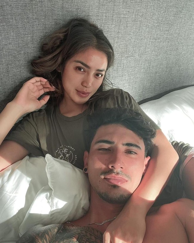 Jedar menekankan bahwa ia tidak diet ketat. Tapi sebenarnya juga karena menyusui bikin cepat kurus juga. Kalau diet nggak, karena nanti susunya kurang. Makan secukupnya aja, banyakin sayur dan air putih, sambungnya.Foto: Instagram @inijedar