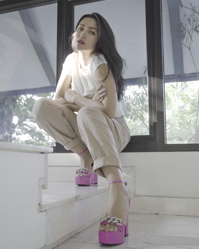 Istri Vincent Verhaag tersebut mengaku masih harus turun beberapa kg sebelum mencapai bobot ideal. Idealnya aku itu 54 sampai 56 kilogram. Kurang 6 kilogram lagi, tutur Jessica Iskandar.Foto: Instagram @inijedar