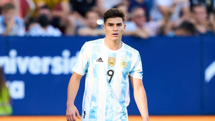BUENOS AIRES, ARGENTINA - 2022/06/25: Julian Alvarez of River Plate before the match between River Plate and Lanus as part of Liga Profesional 2022 at Antonio Vespucio Liberti Stadium. Final Score: River Plate 2 - 1 Lanus. (Photo by Manuel Cortina/SOPA Images/LightRocket via Getty Images)