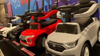 Tren penjualan mainan anak sepanjang pandemi tak pernah surut atau berkurang. Justru, anak-anak banyak yang bermain di rumah saja bersama dengan orang tua mereka. Salah satunya adalah mainan mobil-mobilan anak-anak ini.