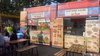 Jangan kalap mata, lihat ratusan tenda penjual makanan berjejer rapih. Mau ngemil sampai makan berat juga bisa di sini. Foto: detikFood