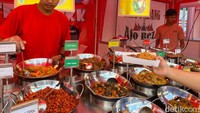 Di PRJ, ada warung prasmanan kekinian namanya Wok Nusantara. Dengan harga Rp 35.000 sudah bisa makan nasi rames dengan tiga pilihan lauk enak. Foto: detikFood