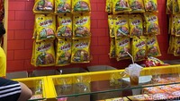Kalau ke PRJ, rasanya kurang lengkap jika tidak beli paket snack atau yang biasa disebut ‘Chiki PRJ’. Dengan harga Rp 10 ribu saja sudah bisa borong Momogi ini. Foto: detikFood