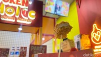 Chicken Holic jadi jajanan favorit bagi pengunjung PRJ yang sibuk kulineran sambil jalan-jalan. Jajanan ini mirip seperti chicken snack ala Taiwan. Foto: detikFood