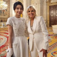 Meski begitu, penampilan Kim Keon Hee sendiri menjadi perbincangan karena selalu tampil modis di berbagai kesempatan. Hal ini semakin menjadikannya sorotan publik dibanding para ibu negara terdahulu. Foto: Dok. Kantor Kepresidenan Korea Selatan