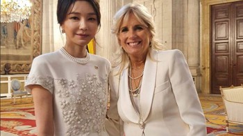 Demi menjaga perannya sebagai Ibu Negara Korea Selatan, Kim turut menjaga kehadirannya tetap sederhana di depan umum. Kim sempat mengungkapkan bahwa dia akan diam-diam membantu presiden. Foto: Dok. Kantor Kepresidenan Korea Selatan