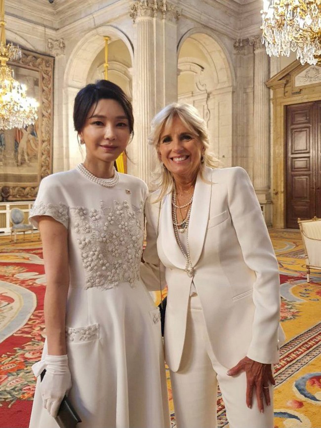 Tak hanya itu, Kim juga terseret tuduhan plagiarisme akademik. Sookmyung Womens University mencabut gelar magisternya, disusul Kookmin University yang turut membatalkan gelar doktornya, meski sebelumnya sempat menyatakan tidak menemukan pelanggaran. Foto: Dok. Kantor Kepresidenan Korea Selatan