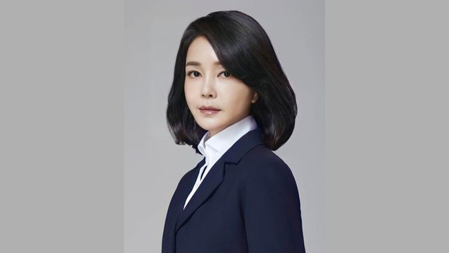 Kim Keon Hee adalah istri dari Presiden Korea Selatan, Yook Suk Yeol. Seperti kebanyakan ibu negara, ia sering terlihat di sejumlah agenda kenegaraan. Tapi sayangnya kehadiran Kim Keon Hee kerap jadi kontroversi karena masalahnya terdahulu. Foto: Dok. People Power Party
