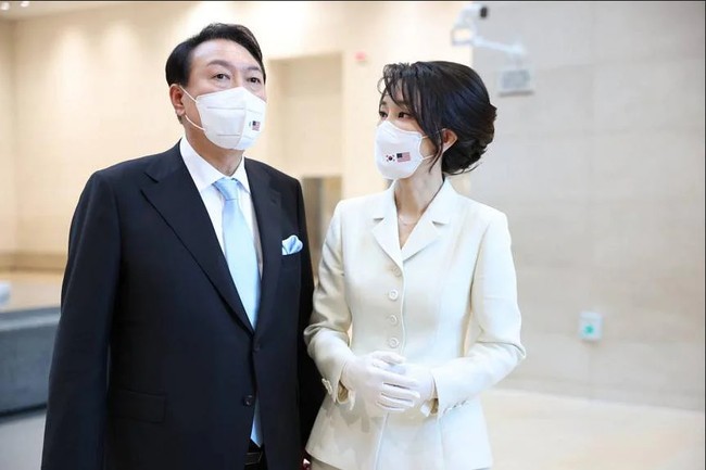 Walau banyak kontroversi, ibu negara Kim Keon Hee memiliki banyak fans yang menamakan diri mereka Keonhee Sarang. Sayangnya komunitas itu lagi-lagi menimbulkan masalah untuk Kim karena mengunggah foto-foto pribadi dan ucapannya yang kasar. Foto: Dok. Kantor Kepresidenan Korea Selatan