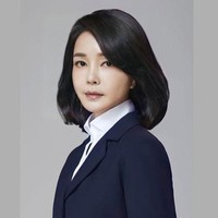 Kim Keon Hee adalah istri dari Presiden Korea Selatan, Yook Suk Yeol. Seperti kebanyakan ibu negara, ia sering terlihat di sejumlah agenda kenegaraan. Tapi sayangnya kehadiran Kim Keon Hee kerap jadi kontroversi karena masalahnya terdahulu. Foto: Dok. People Power Party