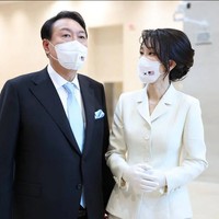 Walau banyak kontroversi, ibu negara Kim Keon Hee memiliki banyak fans yang menamakan diri mereka Keonhee Sarang. Sayangnya komunitas itu lagi-lagi menimbulkan masalah untuk Kim karena mengunggah foto-foto pribadi dan ucapannya yang kasar. Foto: Dok. Kantor Kepresidenan Korea Selatan