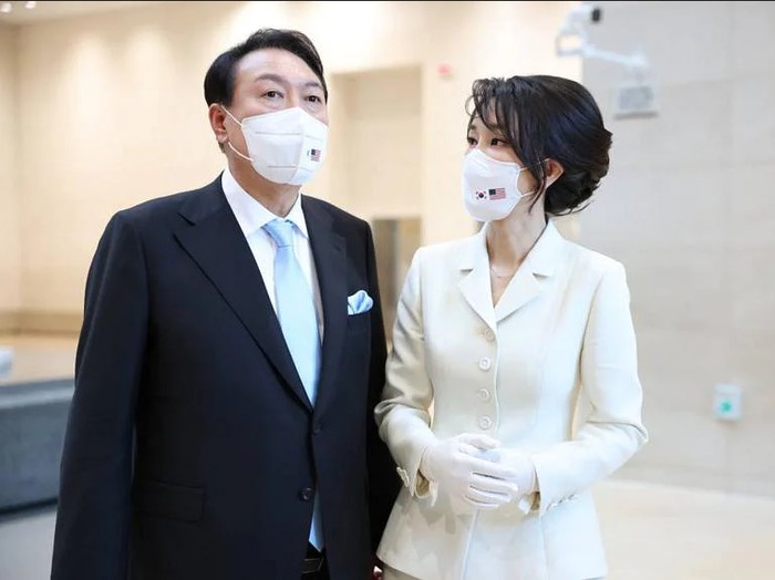 Penampilan Ibu Negara RI Iriana Jokowi dan Ibu Negara Korea Selatan Kim Keon Hee Penampilan Ibu Negara RI Iriana Jokowi dan Ibu Negara Korea Selatan Kim Keon Hee