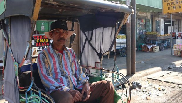 Komarudin, penarik becak di kawasan Kosambi, Kota Bandung.