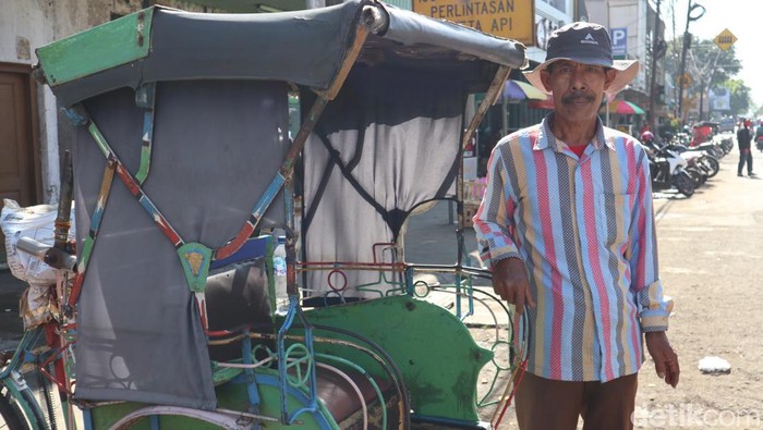 Komarudin, penarik becak di kawasan Kosambi, Kota Bandung.