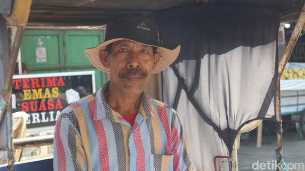 Komarudin, penarik becak di kawasan Kosambi, Kota Bandung.