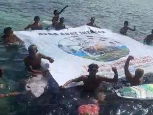 Komunitas Peselancar di Bali Bentangkan Banner Tolak Terminal LNG