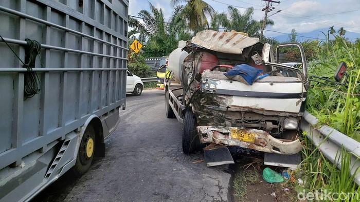 Kondisi truk yang terlibat tabrakan.
