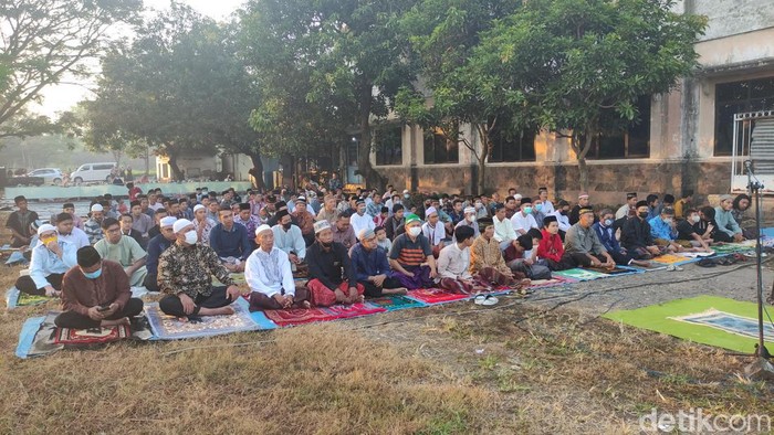 Korban lumpur Sidoarjo menunaikan salat Idul Adha di lapangan Masjid Nurul Azar, Desa Jatirejo, Kecamatan Porong. Salat Idul Adha dijadikan sebagai momen silaturahmi.