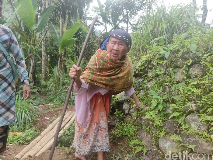 Mak Icih (110) salah seorang warga yang panjang usia di Kampung Adat Miduana Mak Icih (110) salah seorang warga yang panjang usia di Kampung Adat Miduana