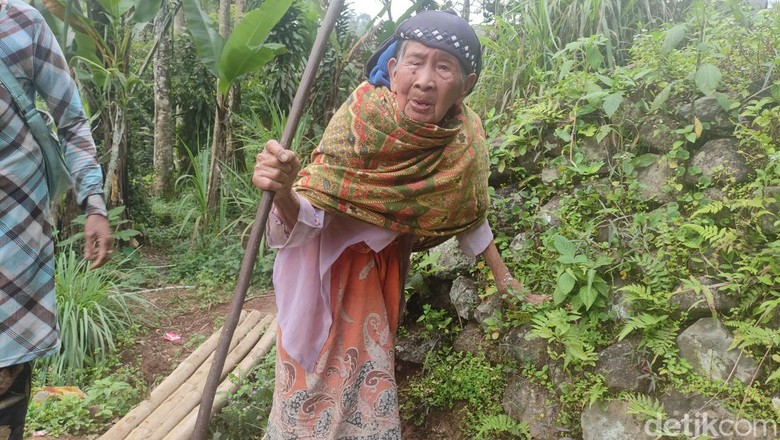 Mak Icih (110) salah seorang warga yang panjang usia di Kampung Adat Miduana