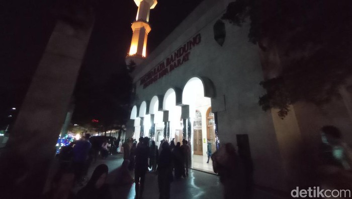 Suasana malam takbiran di Masjid Raya Bandung