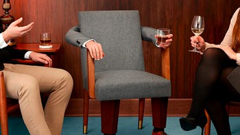 Ngumpul sama orang, tapi gak ikutan ngobrol karena gak nyambung. Foto: Bored Panda