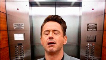 Rasanya lega naik lift sendirian. Foto: Bored Panda