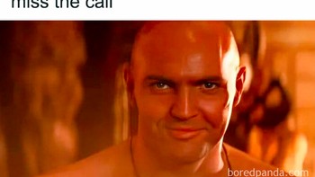 Diamkan saja teleponnya berdering, nanti dibalas pakai pesan singkat saja. Foto: Bored Panda