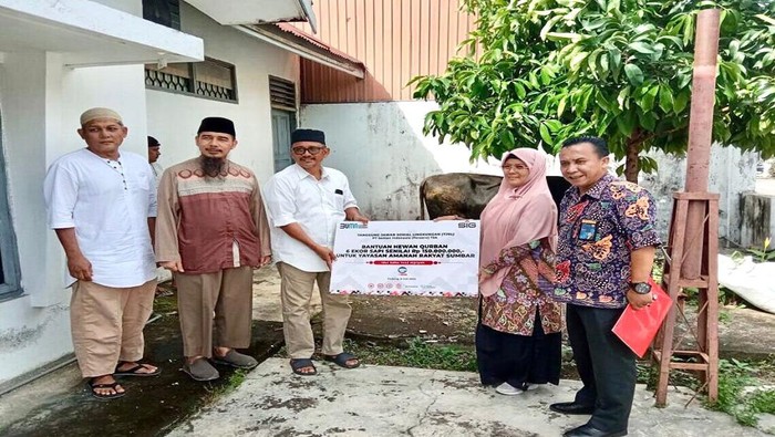 Memperingati Hari Raya Idul Adha 1443 H, Anggota DPR RI asal Sumatera Barat Andre Rosiade menyalurkan 20 ekor sapi kurban ke sejumlah daerah di Sumbar.