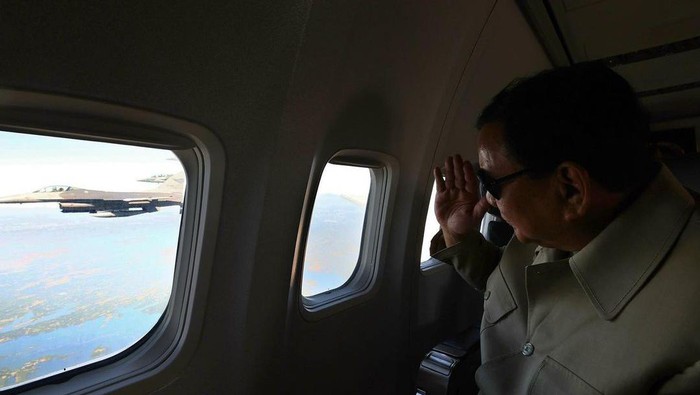 Menhan Prabowo Subianto menangis bangga saat disambut dari sejumlah penerbang pesawat jet tempur TNI Angkatan Udara (AU). (Instagram @prabowo)