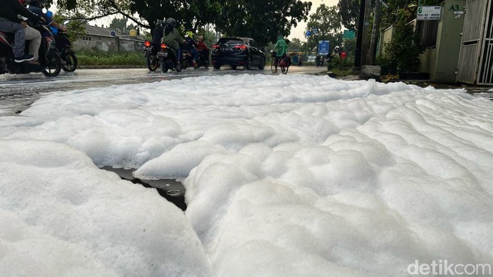 Nah Loh! Busa Tebal Sempat 'Selimuti' Jalan di Bekasi Busa misterius tiba-tiba memenuhi Jalan Chairil Anwar, Kota Bekasi, Sabtu (9/7/2022) sore. Ini dia foto-fotonya.