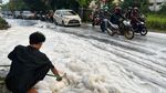 Nah Loh! Busa Tebal Sempat Selimuti Jalan di Bekasi