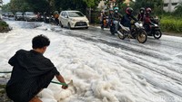 Dari keterangan warga belum diketahui penyebab dari munculnya busa tersebut.