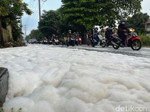Penampakan Busa Tebal Sempat Selimuti Jalan di Bekasi