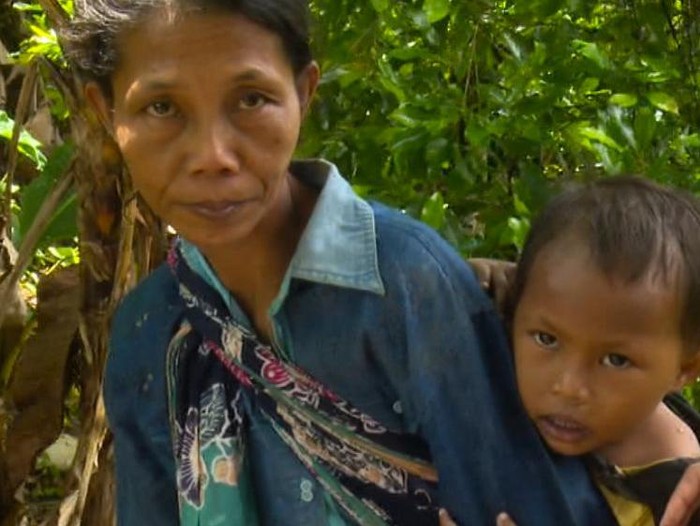 Sambil menggendong anaknya, Sutiyem memunguti plolong untuk memenuhi kebutuhan hidup. Sang suami, Kuswadi juga bekerja di kebun orang. Mari bantu mereka.