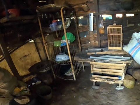 Sambil menggendong anaknya, Sutiyem memunguti plolong untuk memenuhi kebutuhan hidup. Sang suami, Kuswadi juga bekerja di kebun orang. Mari bantu mereka.