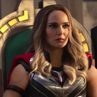 Natalie Portman pun memberikan pandangannya tentang perubahan tubuh yang harus dilakukan demi peran. “Di film ‘Black Swan’, saya diminta jadi sekecil mungkin. Tapi di film ini, saya diminta punya badan sebesar mungkin. Itu tantangan yang luar biasa,” ucapnya saat wawancara bersama Variety. Foto: Dok. Marvel