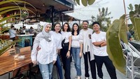 Nindy ternyata sering nongkrong bersama para sahabat. Ini salah satu momen mereka saat makan bersama di restoran. Foto: Instagram @nindyayunda