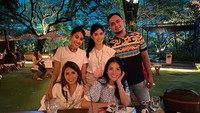 Momen makan bersama teman lainnya juga dibagikan Nindy. Ia tampak menikmati kentang goreng yang gurih nikmat. Foto: Instagram @nindyayunda