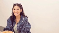 Meski punya bisnis teh, Nindy Ayunda ternyata doyan ngopi. Ini momennya ketika menikmati kopi di salah satu coffee shop hits. Foto: Instagram @nindyayunda