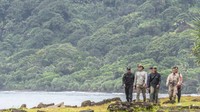 Rudi bersama enam anggotanya adalah para pasukan khusus penjaga Si Cula Satu. Mereka adalah garda terdepan penjaga kelestarian Badak Jawa di Taman Nasional Ujung Kulon. Anggota tim MBJ adalah warga sekitar taman nasional yang sengaja diberdayakan untuk membantu mengawasi kelangsungan hidup dan habitat hewan khususnya Badak Jawa.