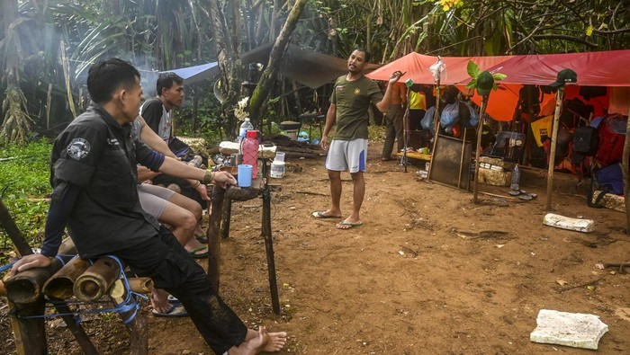 PASUKAN KHUSUS PENJAGA BADAK JAWA Kepala Unit (Kanit) resort Cibunar sekaligus pemimpin dalam tim Monitoring Badak Jawa (MBJ) wilayah Cibunar-Citadahan Rudi Suhendar (kanan) memberikan arahan di Taman Nasional Ujung Kulon, Banten.