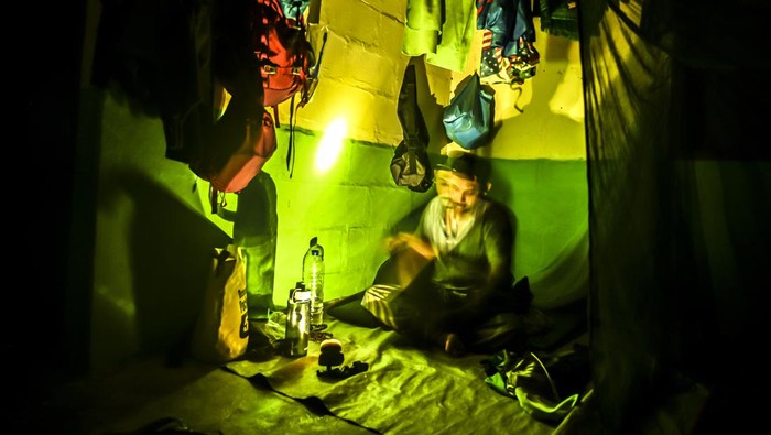 Kepala Unit (Kanit) resort Cibunar sekaligus pemimpin dalam tim Monitoring Badak Jawa (MBJ) wilayah Cibunar-Citadahan Rudi Suhendar (kanan) memberikan arahan di Taman Nasional Ujung Kulon, Banten.