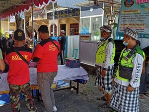 Pecalang Turut Bantu Kelancaran Pembagian Daging Kurban di Tabanan