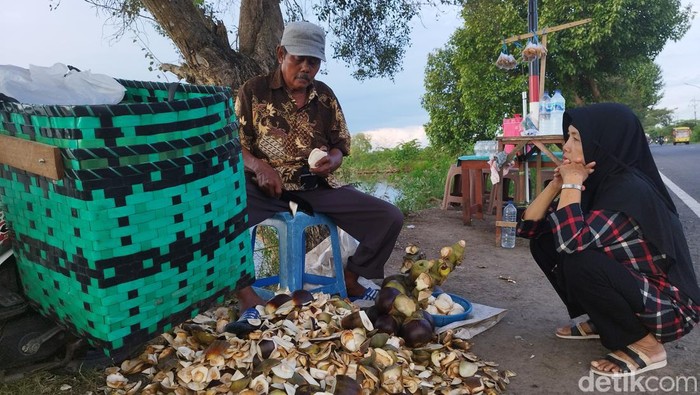 Pedagang es legen dan buah siwalan di Jalan Raya Metatu, Benjeng, Gresik yang cuan hingga Rp 600 ribu/hari.