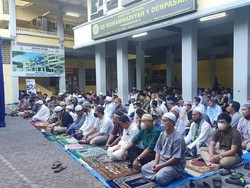 Pelaksanaan salat Idul Adha di Gedung Dakwah Muhammadiyah Bali (SD Muhammadiyah 1 Denpasar), Sabtu (9/7/2022) . Adapun jemaah Muhammadiyah yang melaksanakan sholat Idul Adha pagi ini sebanyak 500 orang. Foto: Ni Made Lastri Karsiani Putri
