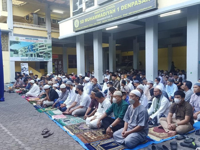 Pelaksanaan sholat Idul Adha di Gedung Dakwah Muhammadiyah Bali (SD Muhammadiyah 1 Denpasar), Sabtu (9/7/2022) . Adapun jemaah Muhammadiyah yang melaksanakan sholat Idul Adha pagi ini sebanyak 500 orang.