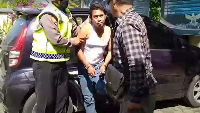 Pelaku penusukan Kris Budi Hartono (27) saat digiring di Polsek Negara, Sabtu (9/7/2022)