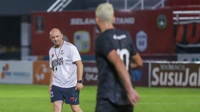 Pelatih PSM Makassar Bernardo Tavares dan pemainnya Everton Nascimento saat latihan di Stadion Segiri, Samarinda.