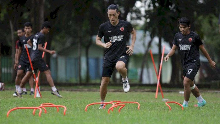 Winger PSM Makassar Kenzo Nambu sudah ikut latihan ringan bersama pemain PSM lainnya di Lapangan Yonzipur Maros.